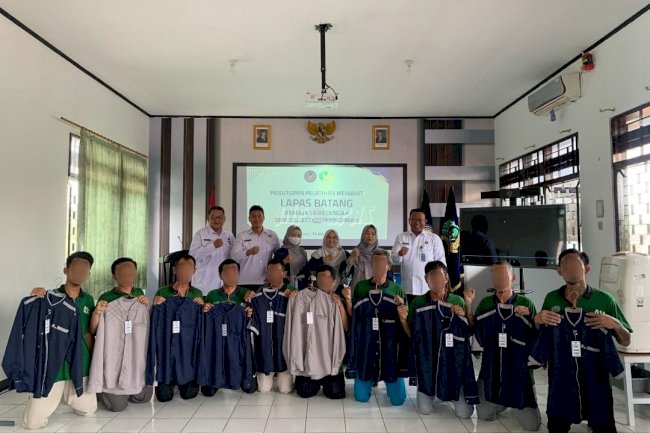 Usai Ikuti Pelatihan Menjahit, Warga Binaan Lapas Batang Terima Sertifikat Kompetensi