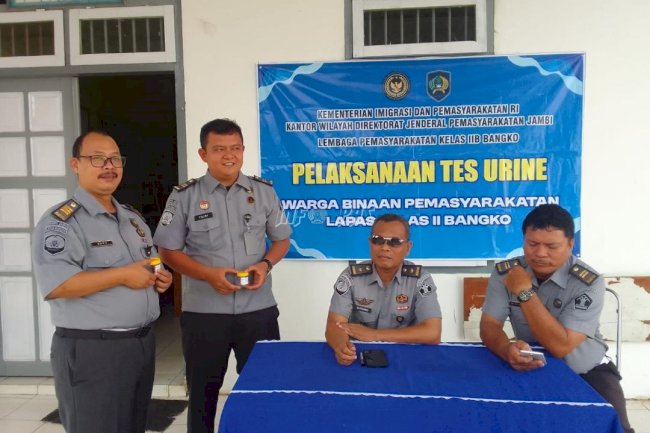 Bersih Narkoba, PK Bapas Muara Bungo Ikut Tes Urine di Lapas Bangko