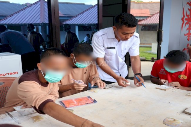 Anak Binaan LPKA Ambon Belajar Membuat Perhiasan dari Kerang Mutiara
