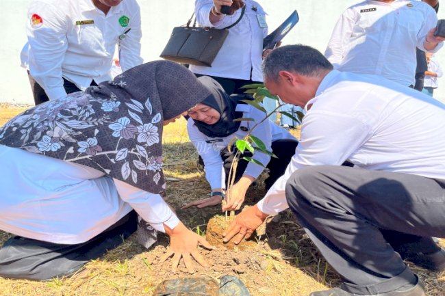 Kanwil Ditjenpas Jateng Ajak Ratusan Siswa MAN Sragen Tanam Bibit Pohon Durian dan Pepaya 