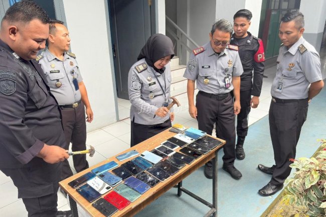 Jaga Integritas Pembinaan, Lapas Kuala Tungkal Musnahkan 31 Ponsel Sitaan