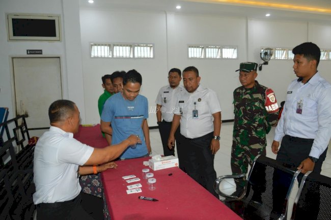 Ukur Keberhasilan, Lapas Narkotika Muara Sabak Tes Urine Peserta Rehabilitasi
