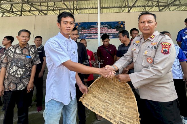 Klien Bapas Pati Peduli, Bersihkan Lingkungan Sentra UMKM Desa Sukoharjo