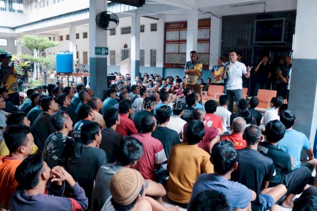 Sambangi Blok Hunian, Kalapas Cibinong Bakar Semangat Perubahan Warga Binaan