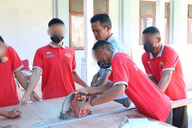 Kolaborasi LPKA Ambon-SMKN 3, Latih Anak Binaan Keterampilan Mebel
