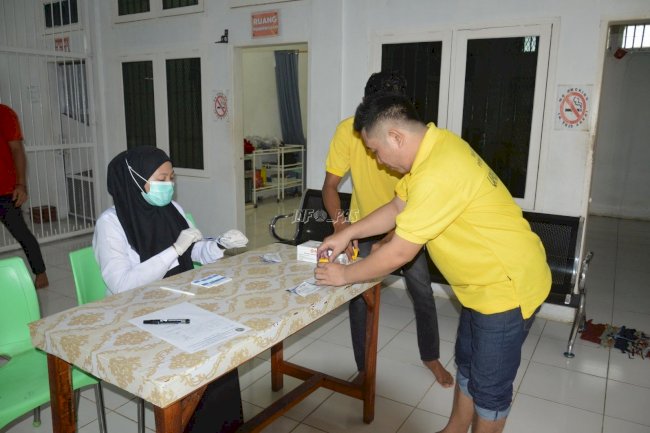 Sebelum Bebas, Enam Warga Binaan Lapas Narkotika Muara Sabak Jalani Tes Urine
