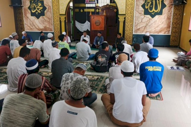Sentuh Sisi Spiritual, Warga Binaan Lapas Ambon Khusyuk Dengarkan Tausiah