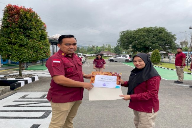 Gagalkan Penyelundupan Handphone, Petugas Rutan Ambon Terima Penghargaan