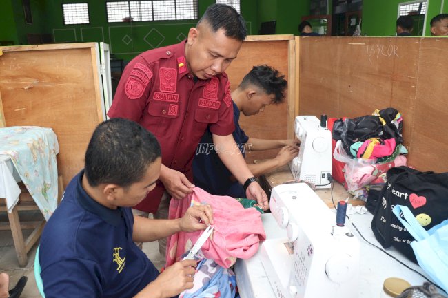 Lapas Jambi Latih Warga Binaan Potong Rambut dan Menjahit