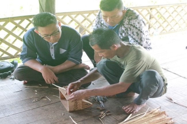Kabapas Amuntai Turun Langsung Awasi Klien dalam Pelatihan Pembuatan Anyaman Ilung