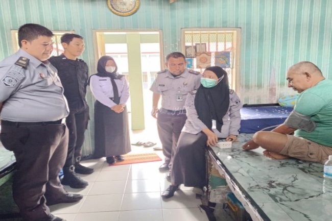 Komitmen Pelayanan Kesehatan, Tim Medis Lapas Narkotika Muara Sabak Keliling Kamar Hunian Warga Binaan