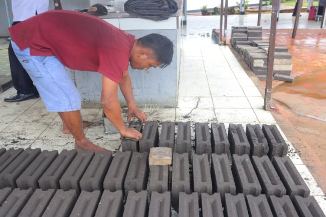 Warga Binaan Rutan Pelaihari Produksi Batako dari Limbah PLTU Asam-Asam