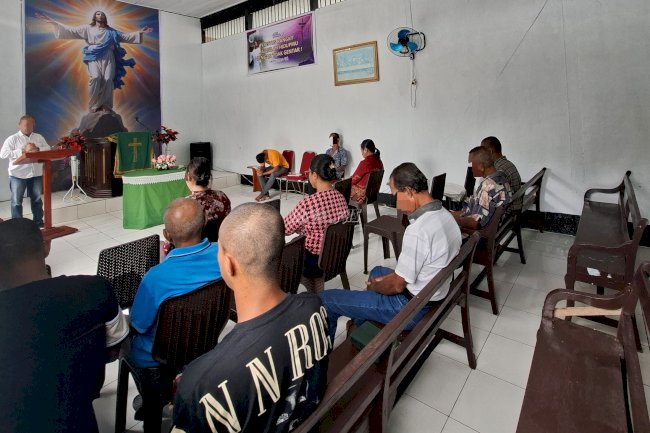 Warga Binaan Pimpin Ibadah di Gereja Lapas Saparua