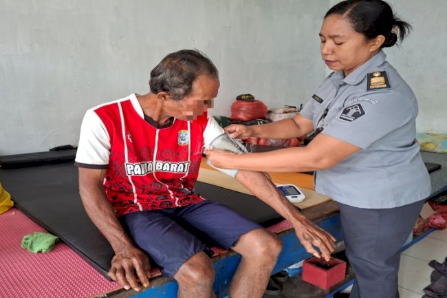 Pastikan Kesehatan Warga Binaan Lansia, Lapas Saparua Berikan Pelayanan Medis 