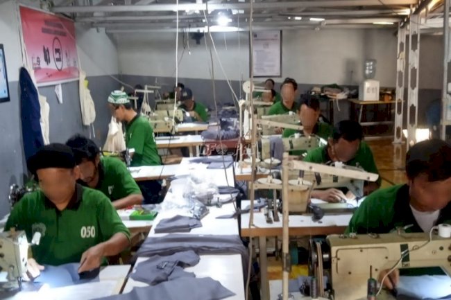 Warga Binaan Lapas Batang Tetap Semangat Kerjakan Pesanan Baju Koko 