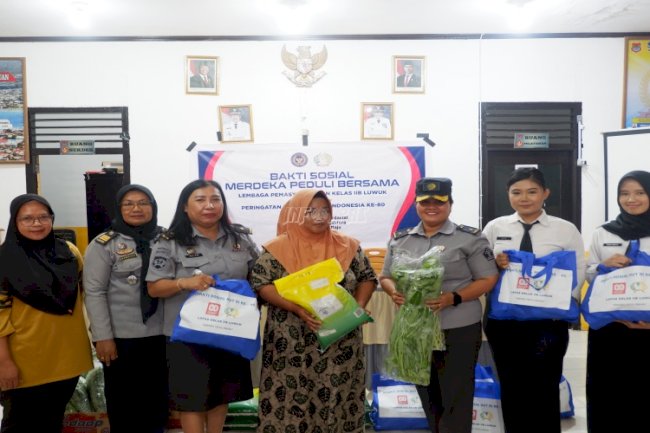 Merdeka Peduli Sesama, Lapas Luwuk Salurkan Bansos untuk Warga Desa Tontouan