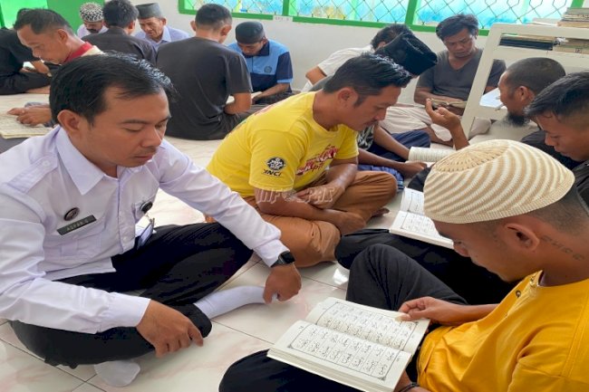 Pembinaan Spiritual di Lapas Luwuk, Warga Binaan Antusias Belajar Iqra