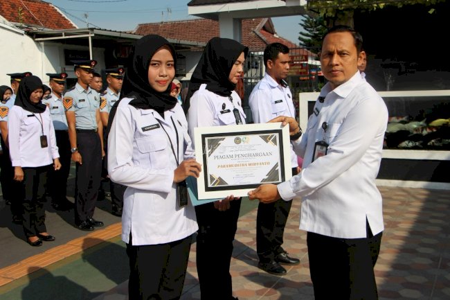 Berkinerja Baik, Lapas Madiun Serahkan Piagam Penghargaan dan Kenaikan Pangkat Pegawai