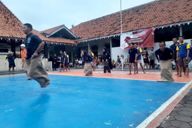 Penuh Tawa, Balap Karung Warga Binaan Lapas Brebes Meriahkan HUT RI