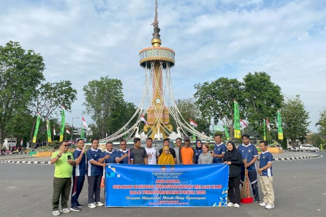 Klien Bapas Jambi Bersihkan Tugu Keris Siginjai & Berbagi Sembako Sambut HUT Ke-80 RI