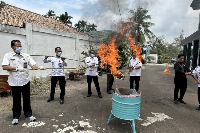Hadiri Pemusnahan Barang Bukti di Kejari Batanghari, LPKA Muara Bulian Dukung Transparansi Hukum