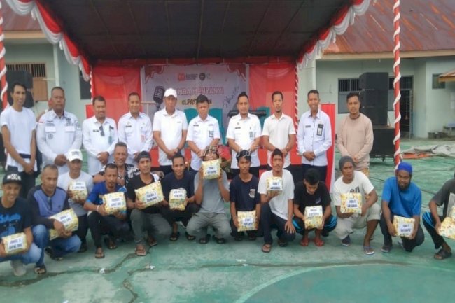 Kakanwil Ditjenpas Malut dan Kalapas Ternate Bagikan Hadiah Pemenang Porsenap