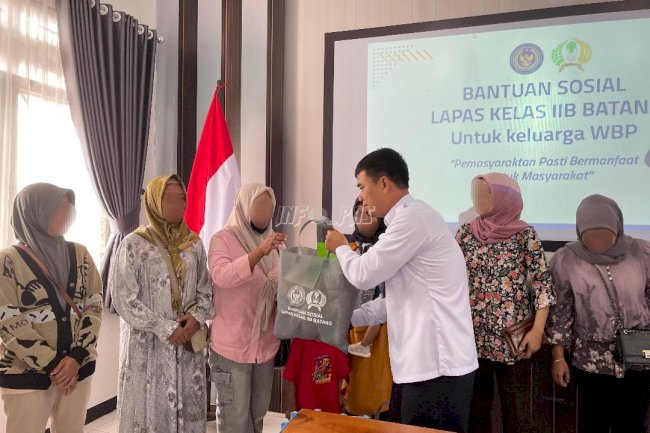 Wujud Kepedulian, Lapas Batang Salurkan Bansos bagi Keluarga Warga Binaan