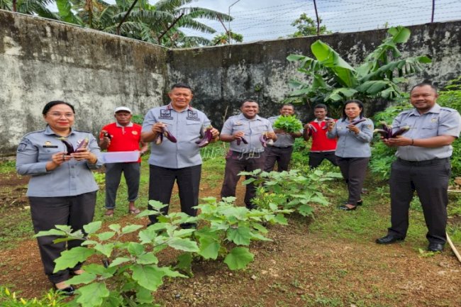 Komitmen Dukung Ketahanan Pangan, Lapas Tual Kembali Panen 14 Kg Terong