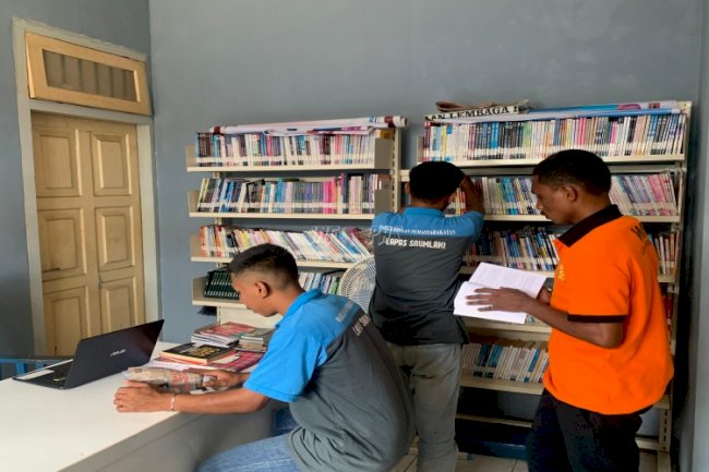 Isi Waktu Luang, Warga Binaan Lapas Saumlaki Penuhi Perpustakaan