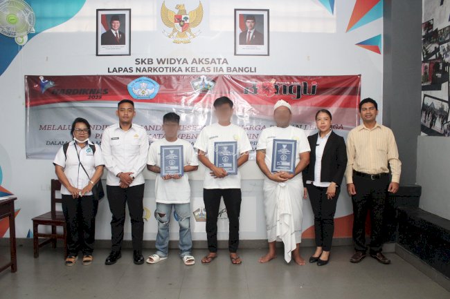 17 Warga Binaan Lapas Narkotika Bangli Terima Rapor Paket C