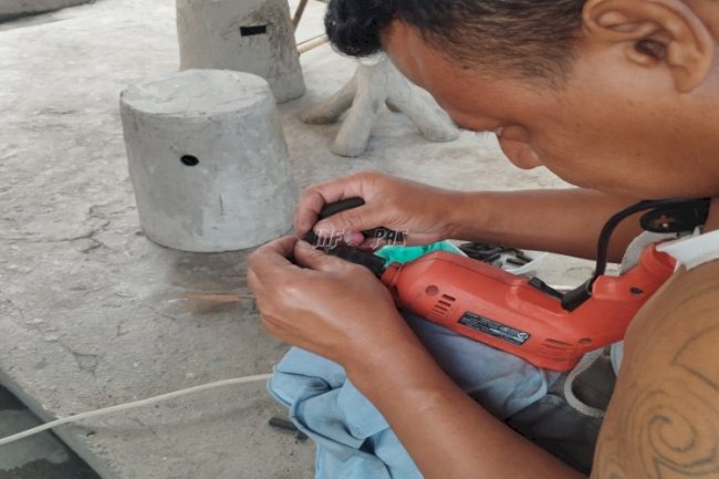 Kreativitas Warga Binaan Lapas Wonreli, Sulap Tanduk Kerbau Jadi Ikat Pinggang Bernilai Jual