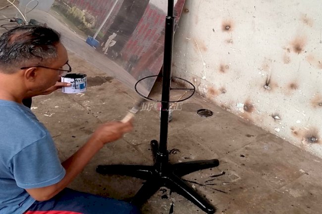 Sentuhan Kreasi Warga Binaan, Rutan Ambon Fasilitasi Gantungan Payung dan Jas Hujan Gratis