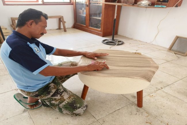 Bermodalkan Ban Bekas, Warga Binaan Lapas Piru Hasilkan Meja Bernilai Seni Tinggi