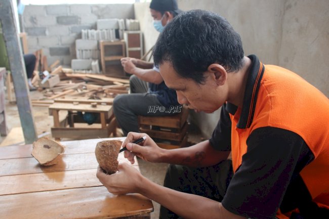 Lapas Banjarmasin Dorong Kreativitas Warga Binaan Lewat Kerajinan Batok Kelapa