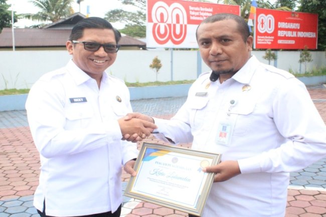 Kanwil Ditjenpas Maluku Berikan Reward bagi Petugas Berdedikasi Tinggi