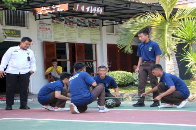 Melalui Fun Game Kepramukaan, Warga Binaan Lapas Madiun Dilatih Kekompakan 