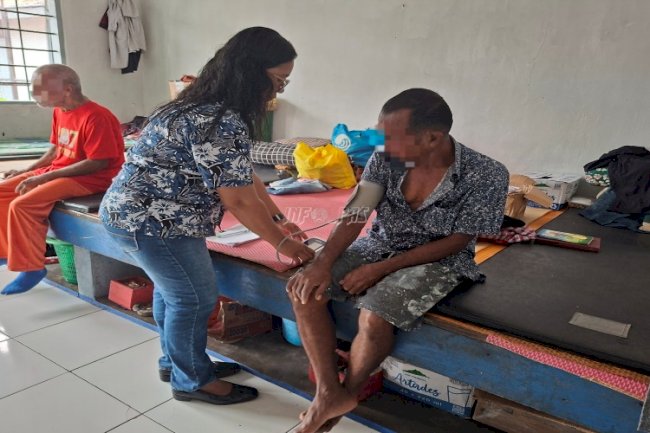 Lapas Saparua Peduli Kesehatan Warga Binaan lewat Pemeriksaan ke Blok Hunian