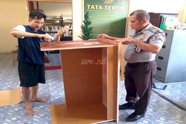 Sentuhan Tangan Terampil Warga Binaan Rutan Ambon Hadirkan Meja Komputer dan Sofa Fungsional