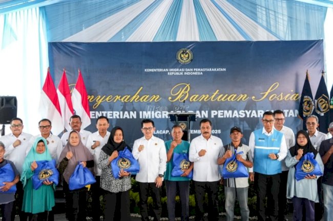 Kemenimipas Salurkan 5.000 Paket Bantuan Sosial untuk Pesantren dan Nelayan di Cilacap