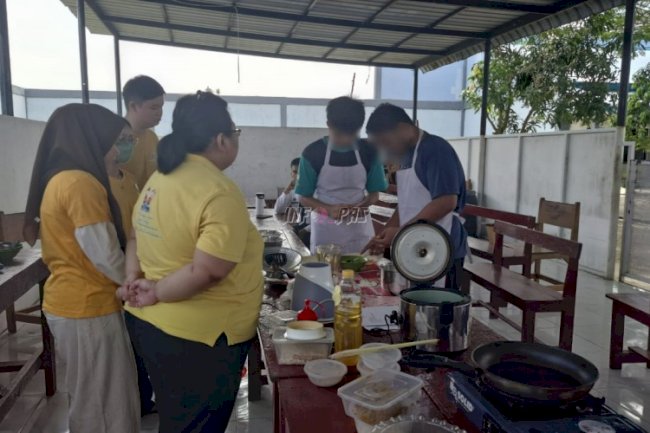 LPKA Medan - Sanggar Kreativitas Anak Indonesia Latih Anak Binaan Buat Nasi Tumpeng