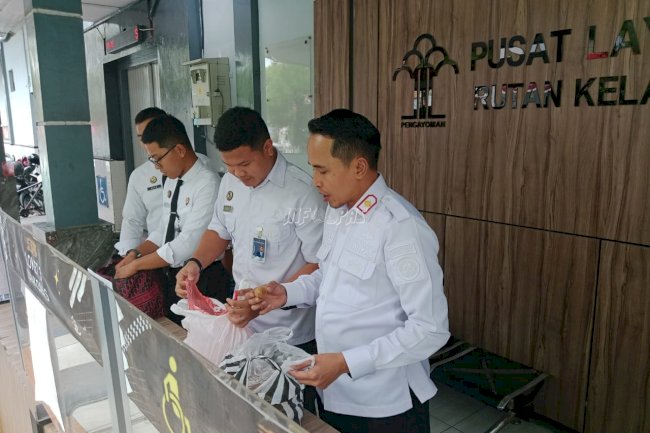 Cegah Barang Terlarang, Karutan Sampang Pimpin Pemeriksaan Barang Titipan Warga Binaan