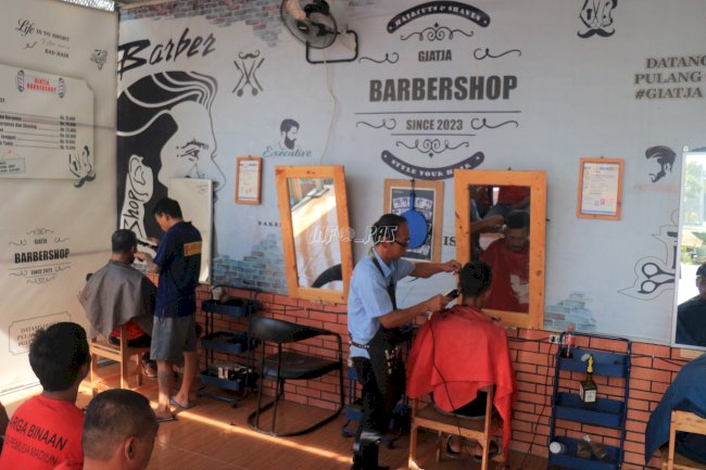 Kembangkan Kemandirian, Lapas Pemuda Madiun Hidupkan Unit Barbershop