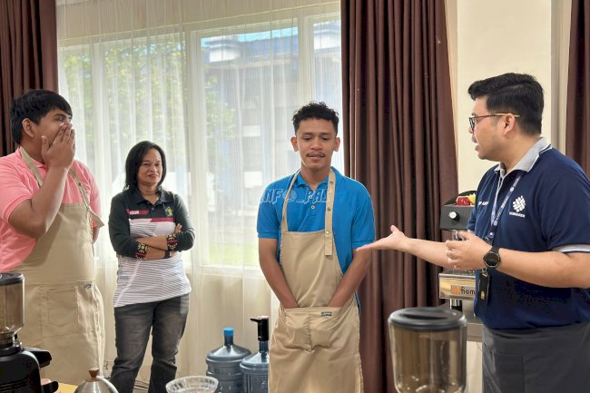 Evaluasi Hasil Bimbingan Keterampilan Barista, Klien Bapas Ambon Ikuti Ujian Praktik