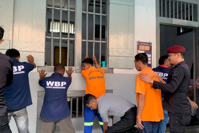 Pastikan Lapas Kondusif, Petugas Lapas Bandanaira Gelar Razia Blok Hunian
