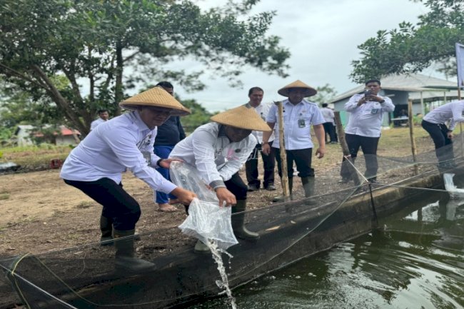  Kakanwil Ditjenpas Kalbar Tebar 1.000 Benih Ikan di SAE Lapas Ketapang