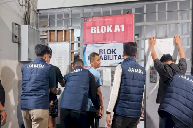 Kakanwil Ditjenpas Jambi Pimpin Langsung Razia Blok Hunian di Lapas Jambi