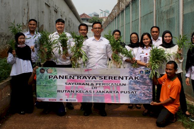 Rutan Jakarta Pusat Salurkan Hasil Panen Kangkung kepada Masyarakat