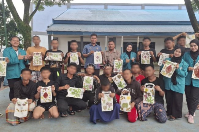 Kolaborasi LPKA Medan dan UNIMED Ciptakan Karya Ecoprint Ramah Lingkungan