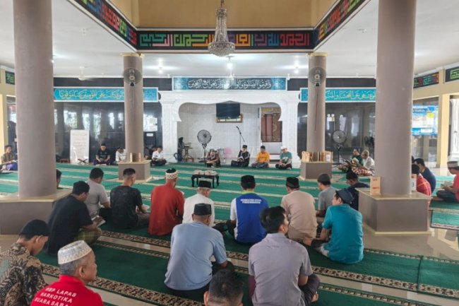 Jumat Berkah, Warga Binaan Lapas Narkotika Muara Sabak Gelar Yasinan di Masjid At-Taubah