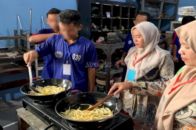 Kembangkan Kemandirian, Warga Binaan Lapas Batang Dilatih Olah Stick Keju